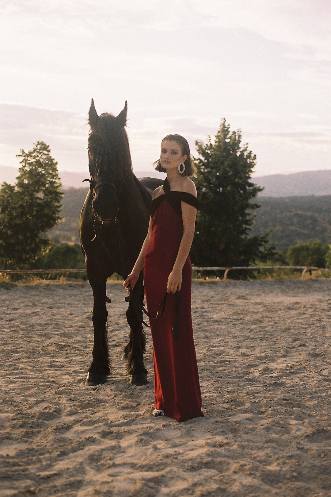 Hace tiempo que confesamos que  Redondo Brand era una de nuestras firmas de invitada favoritas , y este vestidazo granate con escote asimétrico no hace más que confirmalo. Además, en rebajas pasa de 219 a 159 euros.