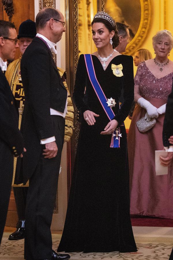 En la cena recepción al cuerpo diplomático vimos el que, probablemente, fue  el vestido más bonito de Kate Middleton en 2019 : este diseño de terciopelo negro de Alexander McQueen con impresionante escote que la Duquesa de Cambridge combinó con la tiara favorita de Lady Di.