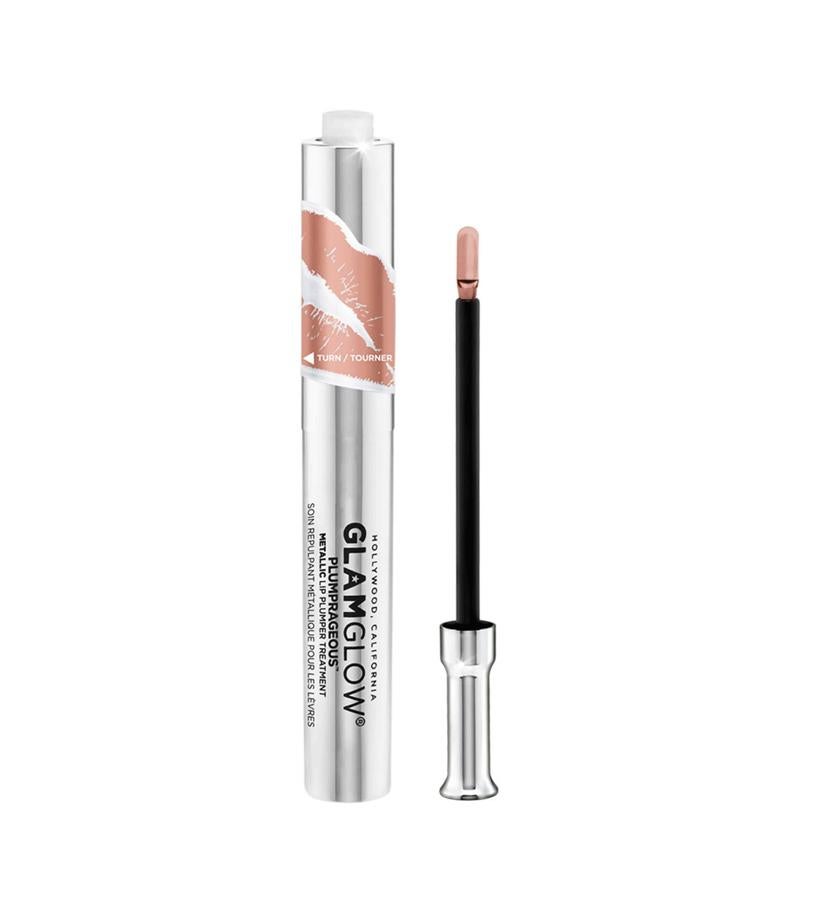 Perfecciona tus labios con el tratamiento labial una fórmula voluminizadora que proporciona grosor instantáneo a los labios. El innovador tratamiento labial aumenta visiblemente el volumen de los labios para que parezcan más carnosos con un acabado de efecto mate. Al combinarlo con tu pintalabios favorito, el tratamiento es ideal para usarlo como prebase. Aumenta la duración del pintalabios, haciendo que parezcan ultrasuaves. (24,55 €).