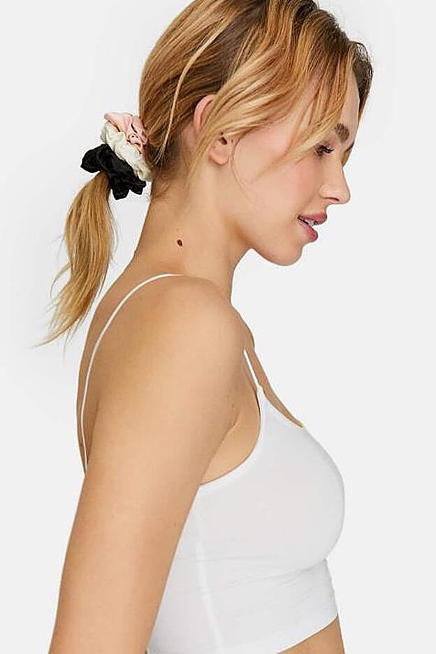 Set de tres coleteros, en blanco, negro y rosa, de Stradivarius.