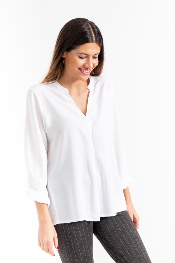 No hay fondo de armario que se precie que no tenga una blusa o camisa blanca. Esta no puede ser más cómoda, pega con todo y cuesta 35 euros.
