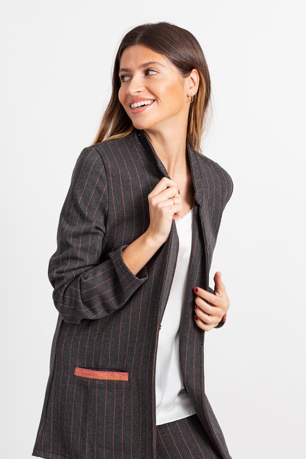 Si quieres poner una nota de brillo, este modelo de americana con raya diplomática y solapa glitter es el tuyo. Tiene el pantalón a juego para que lo puedas llevar como traje. La chaqueta cuesta 59 euros.