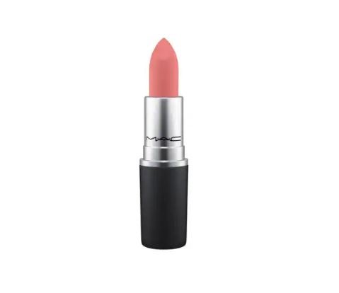El labial Powder Kiss Lipstick es ya todo un best seller de MAC. Su innovadora fórmula de textura aterciopelada deja un velo de color mate a la vez que acondiciona e hidrata los labios. (19,50 euros).