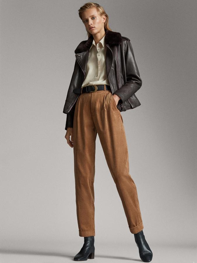 La pana, con permiso del terciopelo, es nuestro tejido favorito para el invierno. Estos pantalones estaban a 49,95 y se han quedado en 29,95 euros.