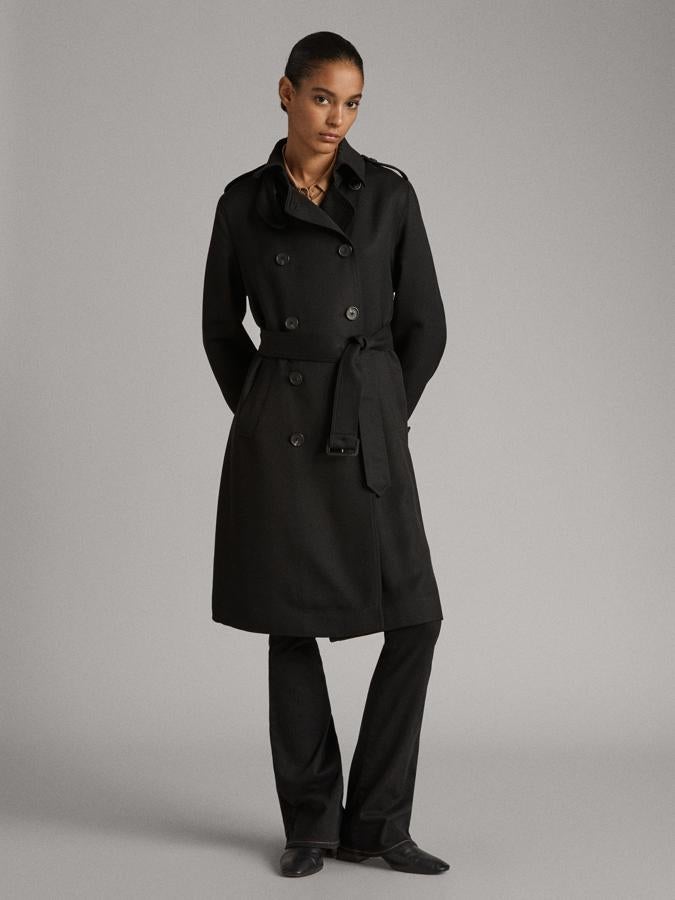 Si llevas tiempo buscando un trench, las rebajas son el momento perfecto para comprarlo. Y este de la firma de Inditex está bastante rebajado, costaba 169 euros y ahora está en 99,95.