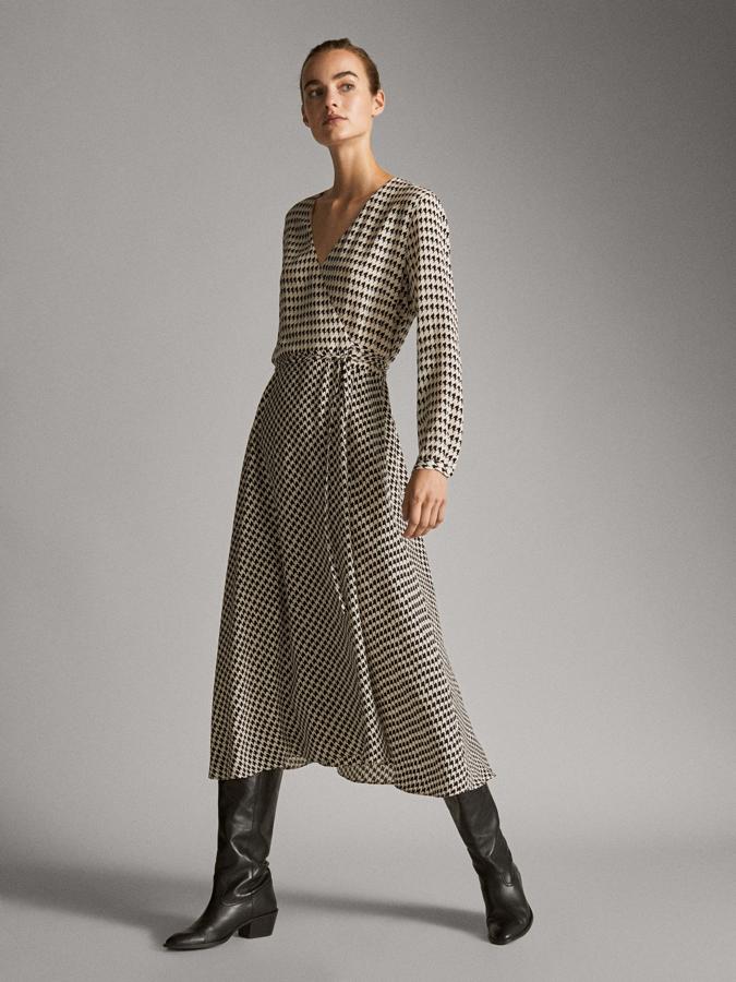 Sencillo, en blanco y negro, cruzado y con vuelo, es el vestido comodín ideal. Lo mismo te sirve para ir a trabajar que como vestido de invitada de boda. Costaba 99,95 euros y se ha quedado en 69,95.