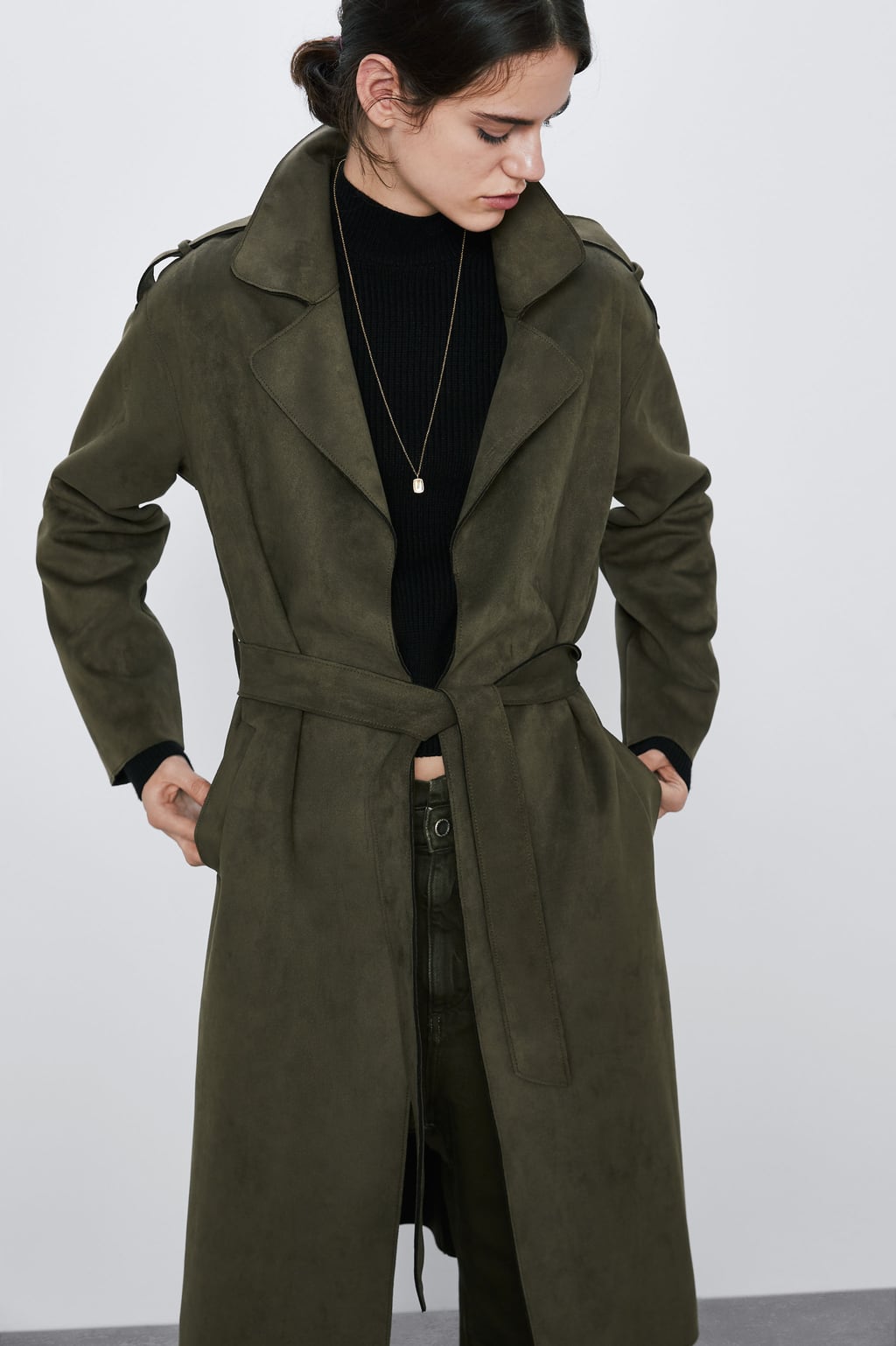 Trench en tono khaki de ante disponible en otros dos tonos. De Zara. (29,99 euros).