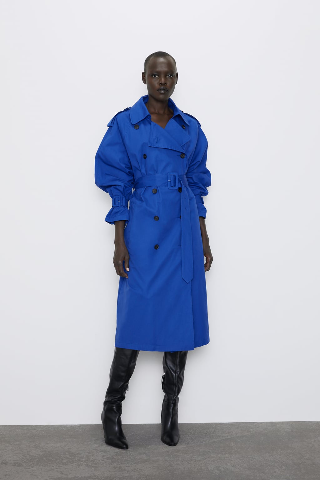 Atrévete a vibrar con el azul eléctrico de este trench con cinturón de Zara. Antes: 69,95 euros. Ahora: 49,99 euros.
