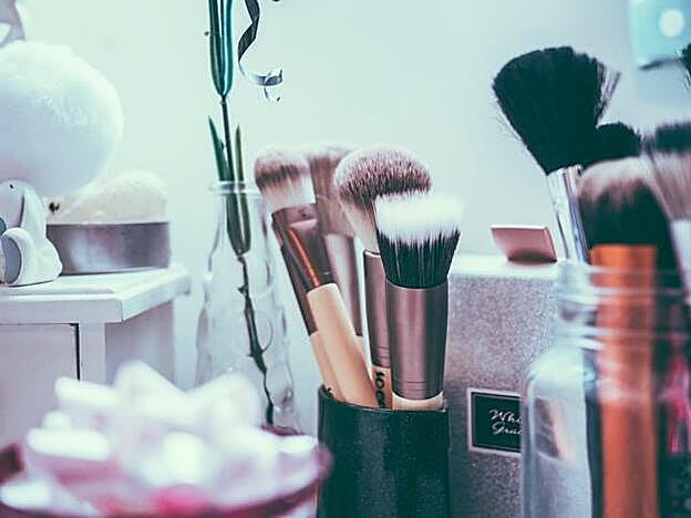 Es recomendable aplicar la base a pequeños toquecitos para que la cobertura sea perfecta.