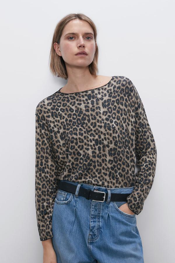 Una alternativa de manga larga a la camiseta básica anterior que, además, está confeccionada en un tejido de tacto muy suave. Cuesta 12,95 euros.