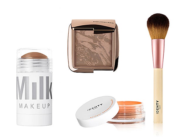 Stick bronceador Matte Bronzer de Milk Makeup (23,95 €, en Sephora). Polovos bronceadores e iluminadores Ambient Lighting Bronzer de Hourglass (51,55 €, en Sephora). Bronzing Brush Pack de Identy Beauty (32 €).