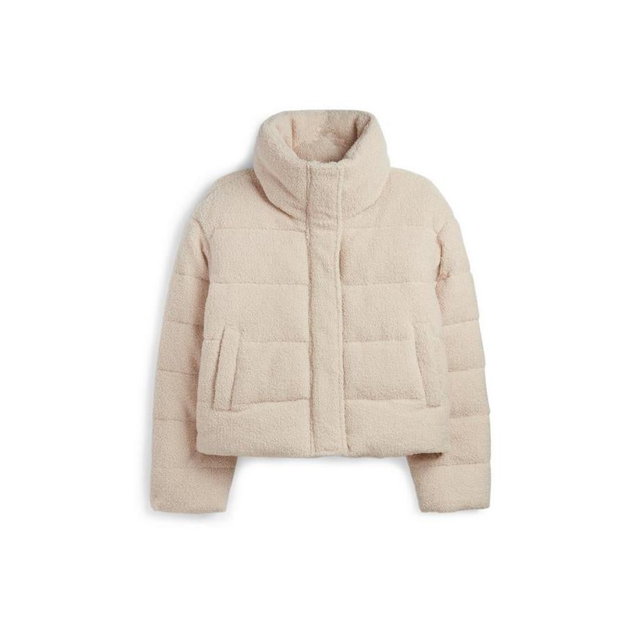 Dos tendencias en una con este plumas con acabado de borreguito de Primark ,que cuesta 30 euros.