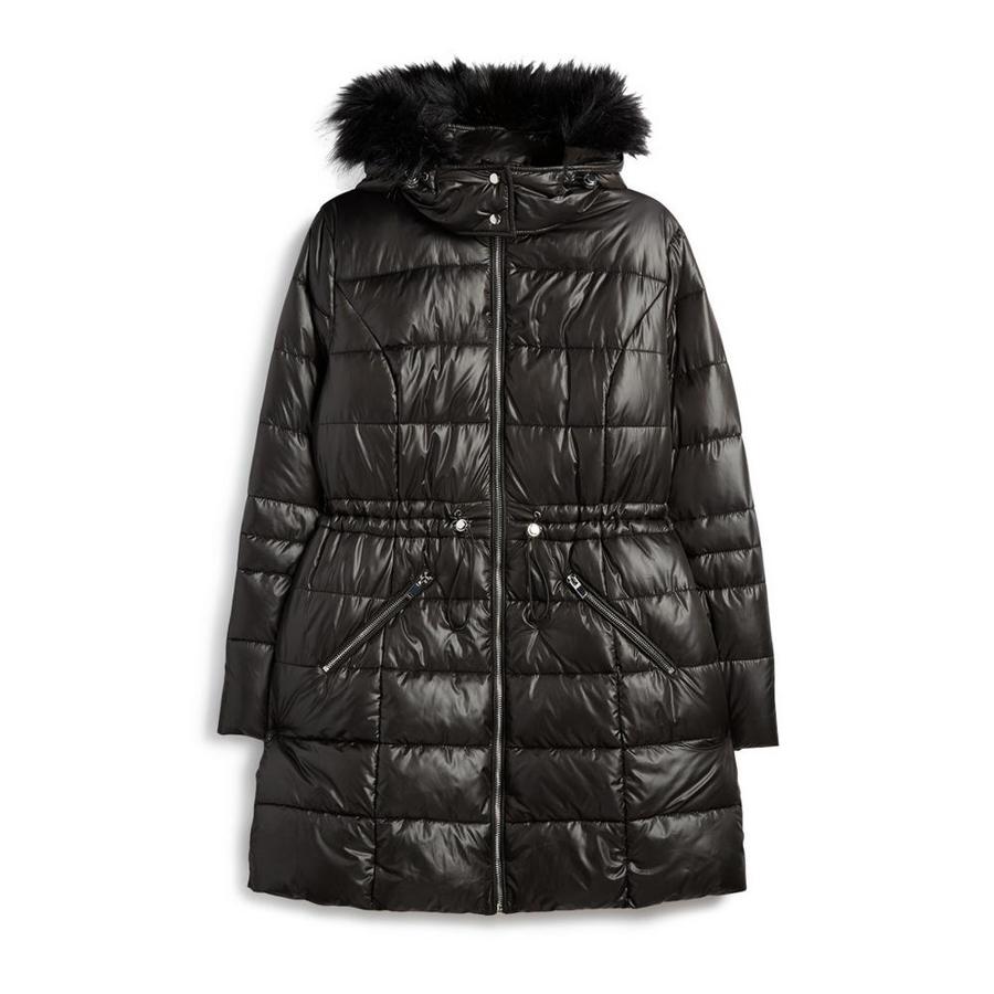 Y la versión con efecto brillo y detalle de pelo en la capucha, también con cintura ajustada (35 euros en Primark).