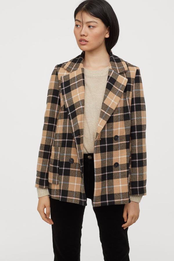 Chaqueta de paño fino con estampado de cuadros de H&M. Costaba 49,99 euros y está rebajada a 19,99 euros.