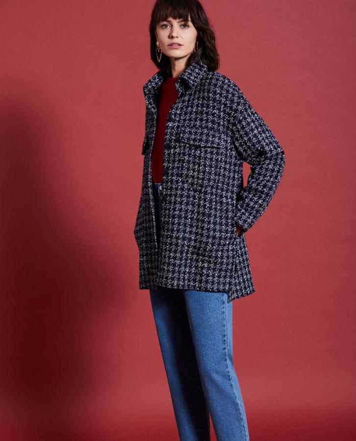 Chaqueta de tweed gris y negra de Lefties. Costaba 25,99 euros y está rebajada a 19,99 euros.