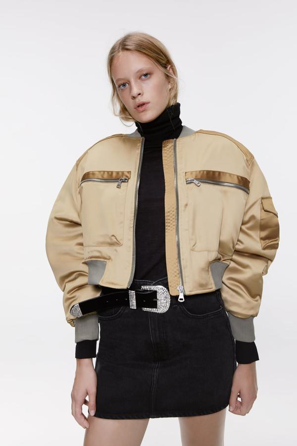 Chaqueta tipo bomber satinada en bronce y gris de Zara. Costaba 39,99 euros y está rebajada a 29,99 euros.