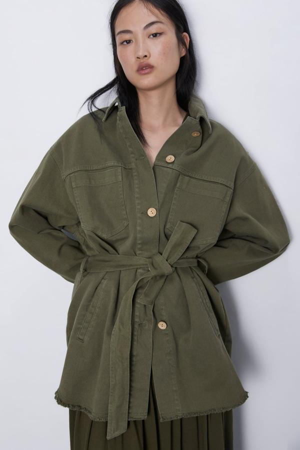 Chaqueta con cinturón y botones en color caqui de Zara. Costaba 39,99 euros y está rebajada a 29,99 euros.