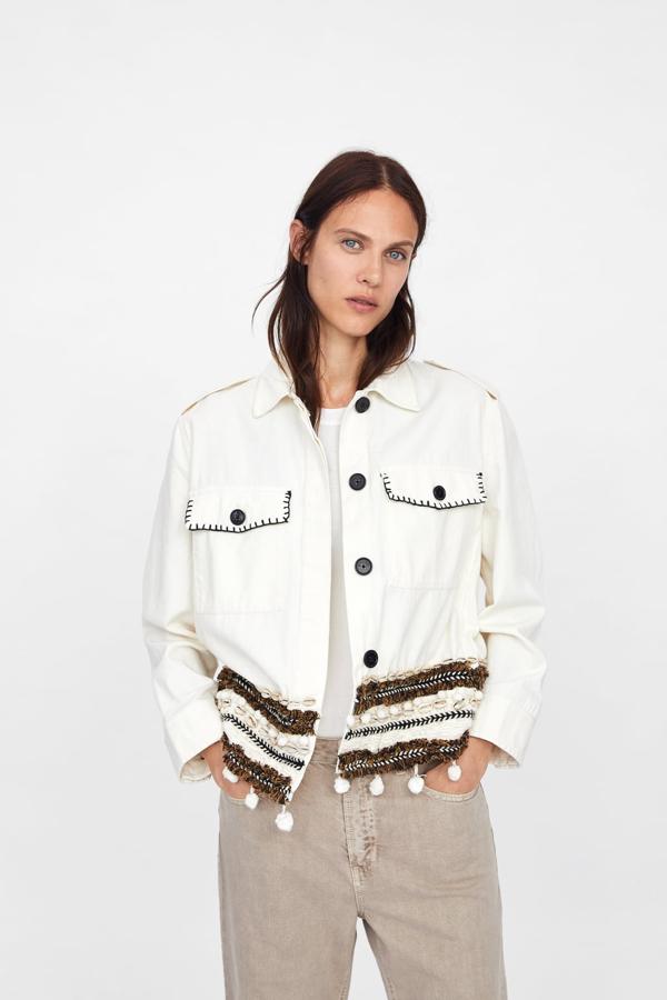 Chaqueta en color crema combinada con conchas de Zara. Costaba 39,95 euros y está rebajada a 29,99 euros.