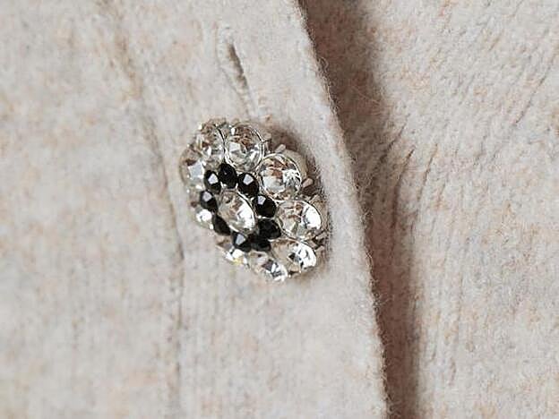 El detalle de los botones joya es la clave de la prenda