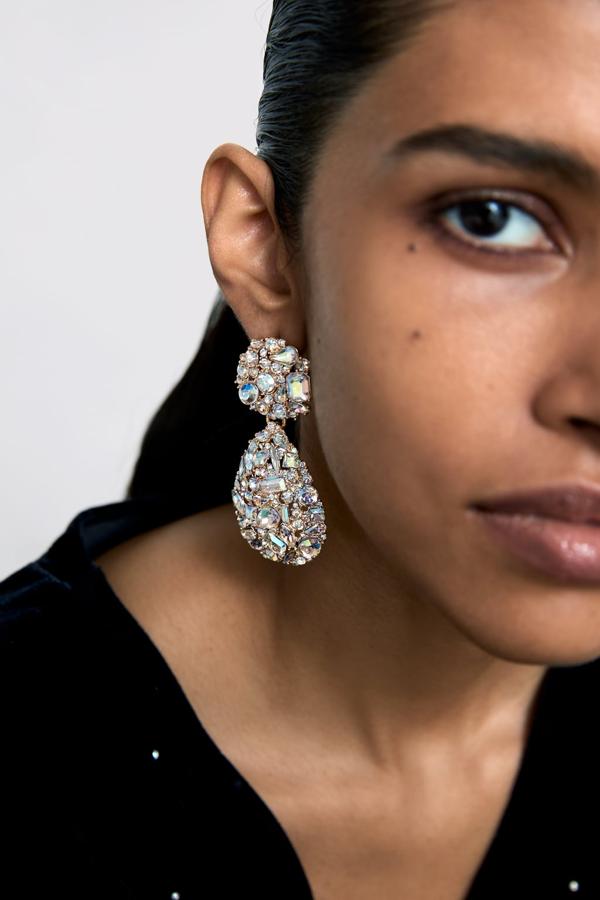 Pendientes colgantes tipo lágrima con aplicación joya. Cierre con tuerca y clip. Ahora 9,99 euros