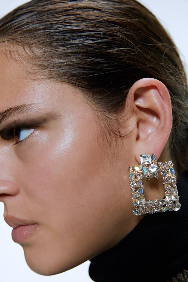 Pendientes colgantes con forma cuadrada y aplicación joya. Cierre con tuerca y clip. Ahora 7,99 euros