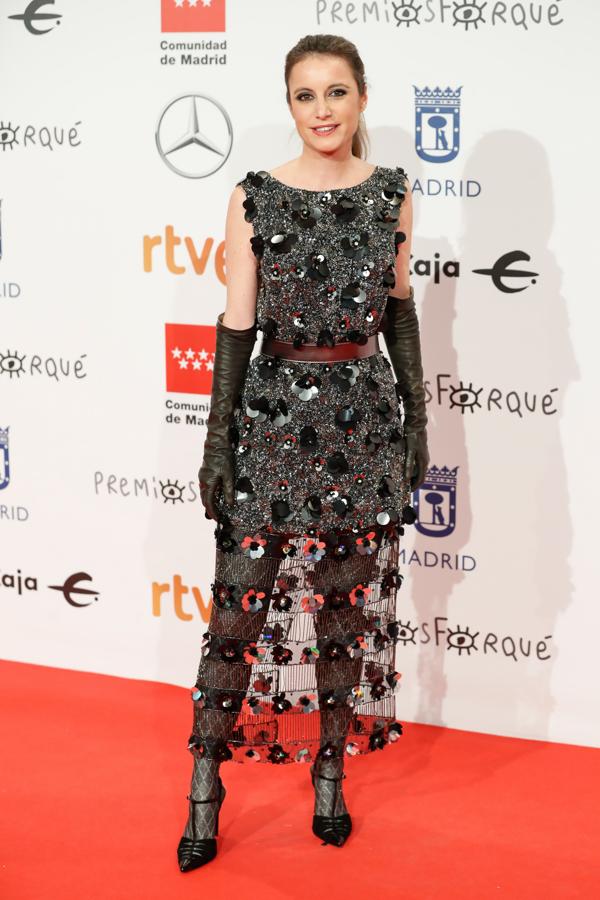 Un tanto arriesgada la apuesta de Andrea Levy que, además del vestido bordado de lentejuelas añade guantes largos y medias fantasía.