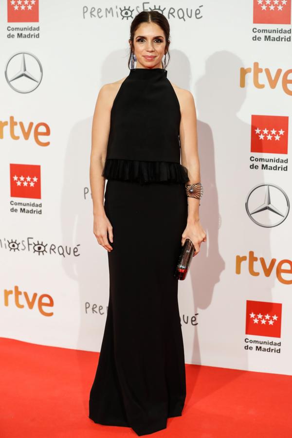 Elena Furiase con un dos piezas de Sophie et Voilá que resulta demasiado sobrio. Joyas de Siete Gallery