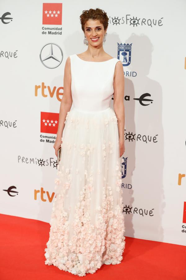 Ruth Gabriel se decantó por un modelo blanco con falda cuajada de flores superpuestas.