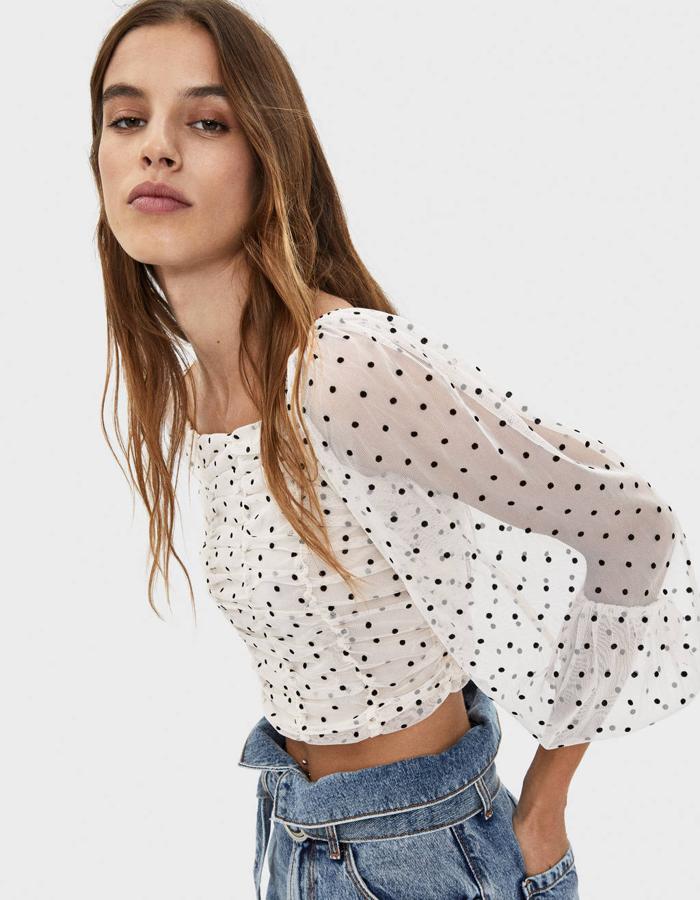 Blusa con plumeti fruncido de Bershka, 17,99 euros.