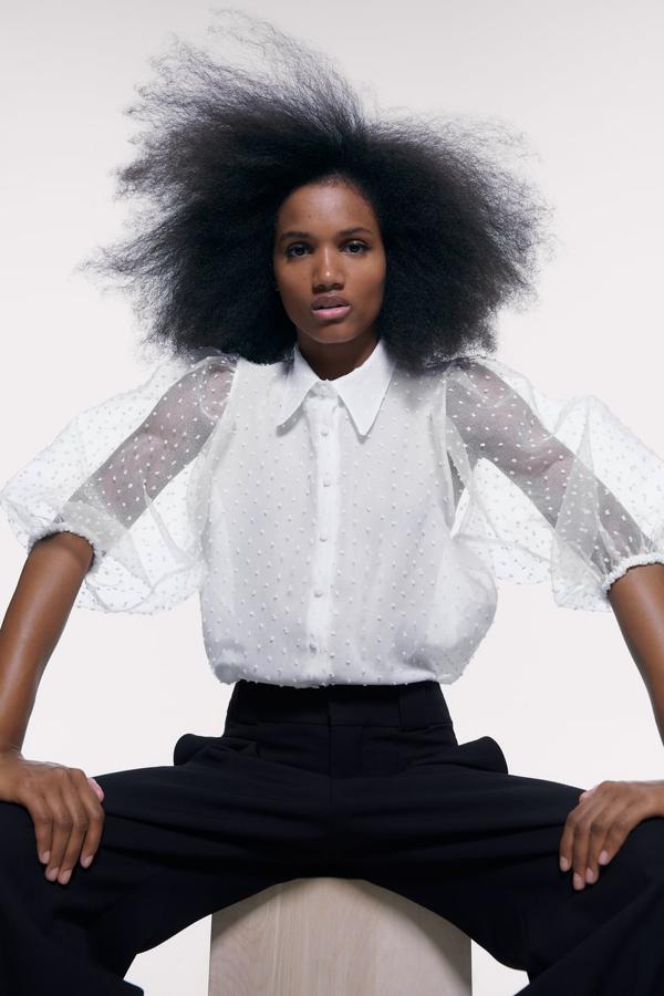 Blusa de organza con manga abullonada de Zara, 29,95 euros.