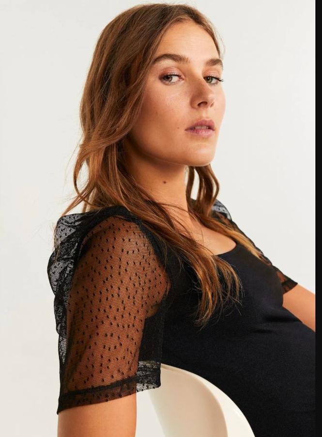 Camiseta con manga plumeti de Mango, ahora 12,99 euros.