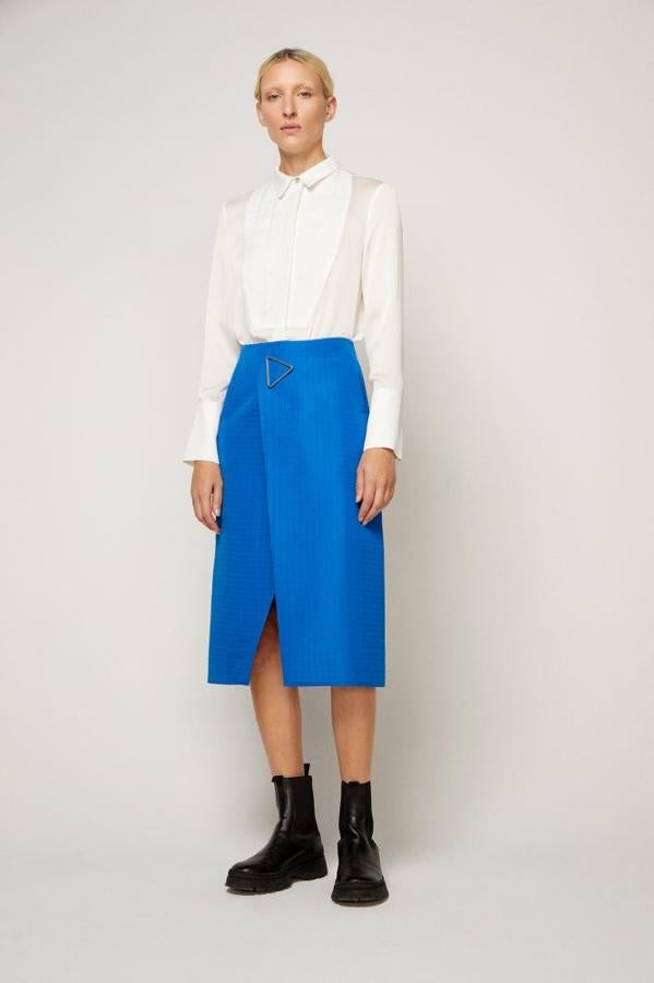 Falda midi de Sfera con efecto acolchado y hebilla metalizada. Abertura delantera y cierre de cremallera. Ahora 15,99 euros.