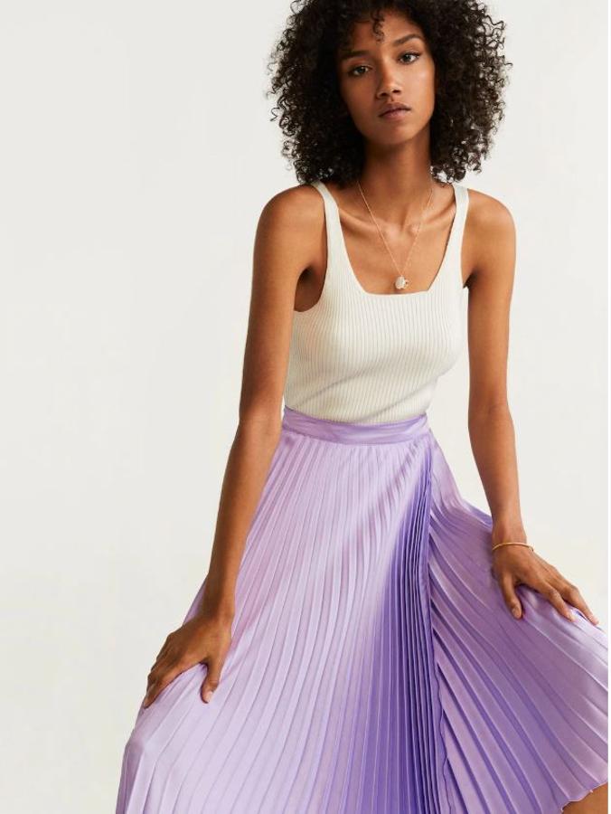 Falda midi plisa de Mango, ahora 29,99 euros.