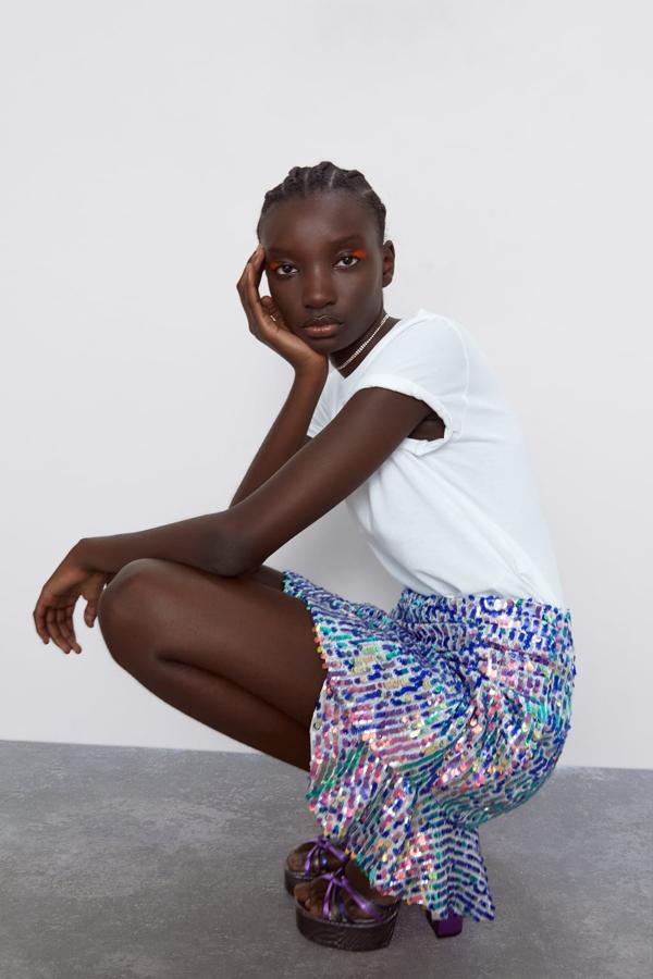 Mini falda de lentejuelas con volante de Zara, ahora 29,99 euros.