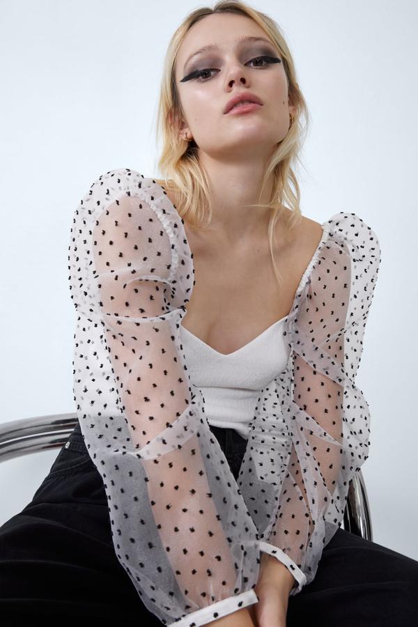 Top plumeti lunares de Zara, ahora 12,99 euros.