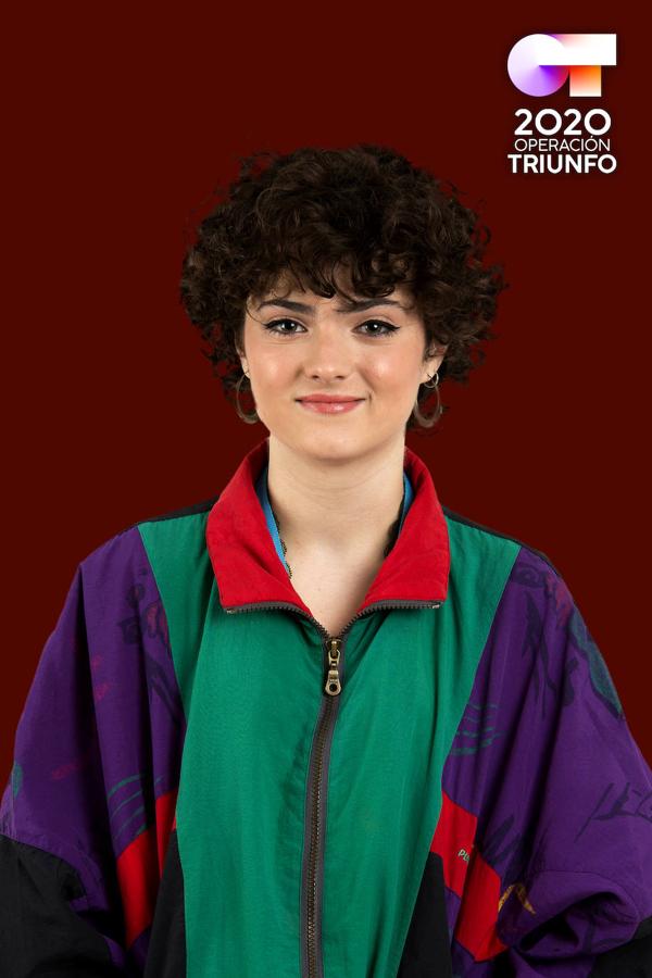 Anne tiene 18 años y es de Pamplona (Navarra). Está estudiando la licenciatura de Comunicación Audiovisual en Bilbao. Ha cursado estudios de violín, chelo, canto y ballet y ha formado parte de dos coros y toca el ukelele de forma autodidacta. Alguno de los artistas que más le gustan son Adele, Queen o Elton John.