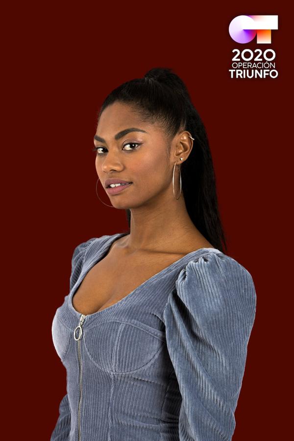 Nia tiene 25 años y es de Las Palmas de Gran Canaria. Ha estudiado el Ciclo Superior de Actividades Físicas y Deportivas. Se ha formado en técnica vocal y música moderna. Perteneció al Coro Oficial de la Orquesta Filarmónica de Gran Canaria. Durante 3 años, fue parte del elenco del musical 'El Rey León'. Ha viajado por muchos países como cheerleader y actualmente trabaja en Lío, un dinner show de Ibiza. Los artistas que más le inspiran son Marc Anthony y Jennifer López, entre otros.