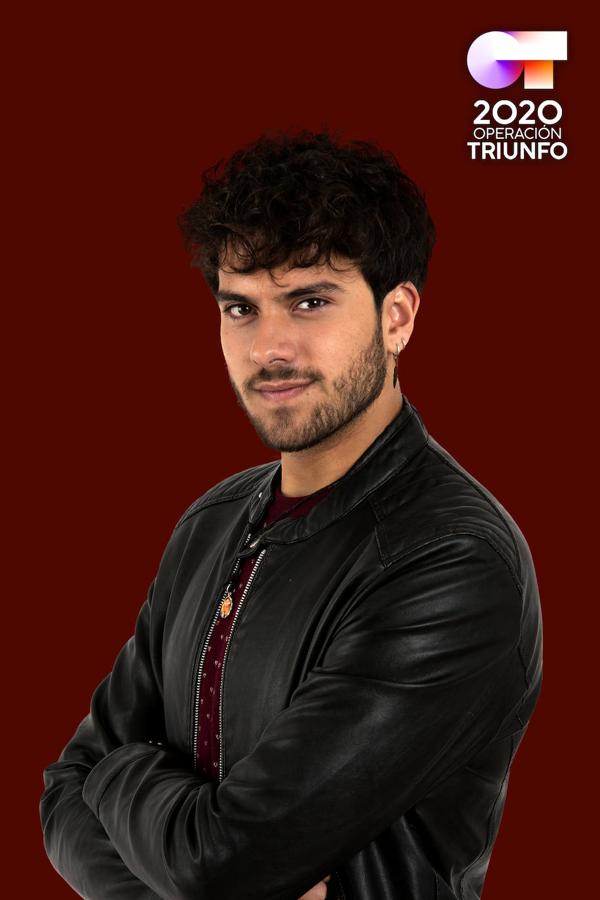 21 años y también de Barbate (Cádiz), Javy ha retomado los estudios de segundo curso de Bachillerato que había abandonado para trabajar de camarero. Compone muchos temas y actualmente está montando un grupo de música tributo a El último de la fila. Realiza actuaciones benéficas y algunos bolos. Toca la guitarra y el piano de forma autodidacta. Admira a Manuel Carrasco, Manolo García y Alejandro Sanz.