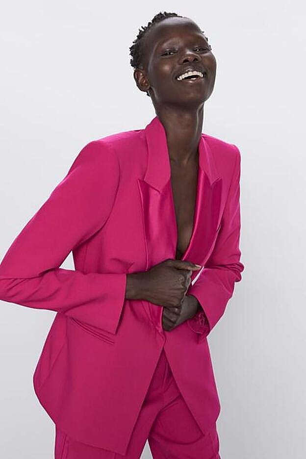 La blazer, con precioso cuello satinado