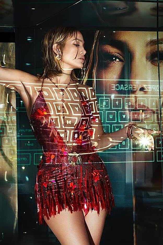 López, con uno de los vestidos de la nueva colección de Versace.