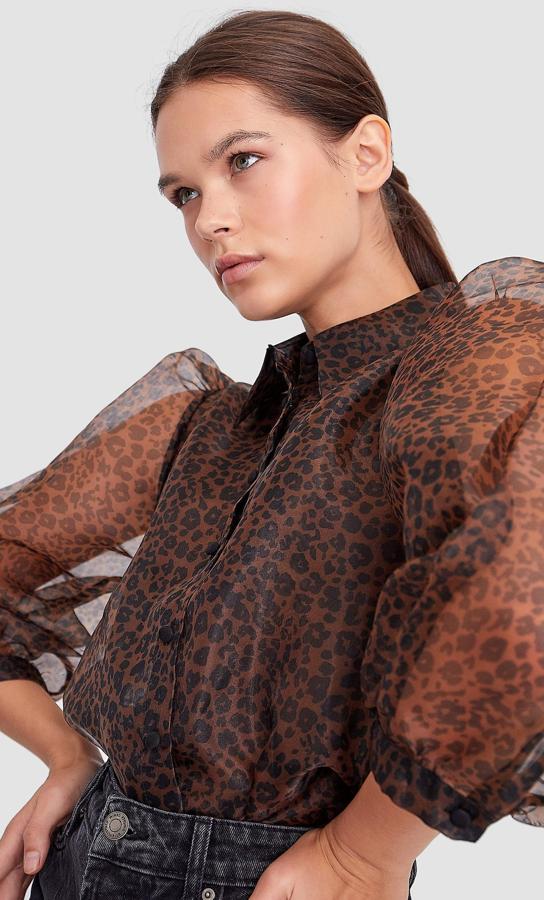 Porque nunca se tienen suficientes prendas de leopardo, las rebajas son una ocasión ideal para hacerte con una blusa como esta de Stradivarius, que estaba en temporada a 19,99 y se ha quedado a 12,99 euros.