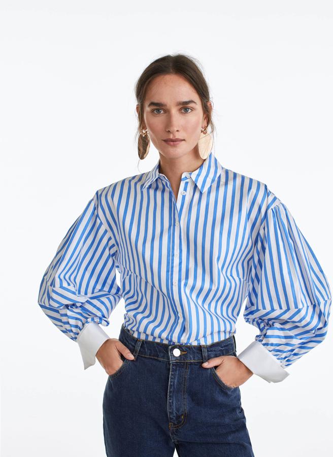 Si buscas una blusa clásica que te puedas poner con todo, tanto entre semana como el sábado y el domingo, esta de Uterqüe te va a resolver la papeleta. Costaba 69 euros y se ha quedado en 39,95.