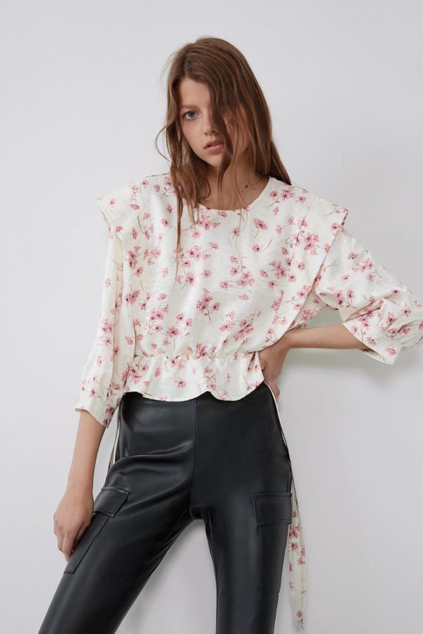 Con manga francesa y tejido brillante en blanco con florecitas rosas, es de Zara y se ha quedado en 9,99 euros de los 22,95 que costaba antes de las rebajas.