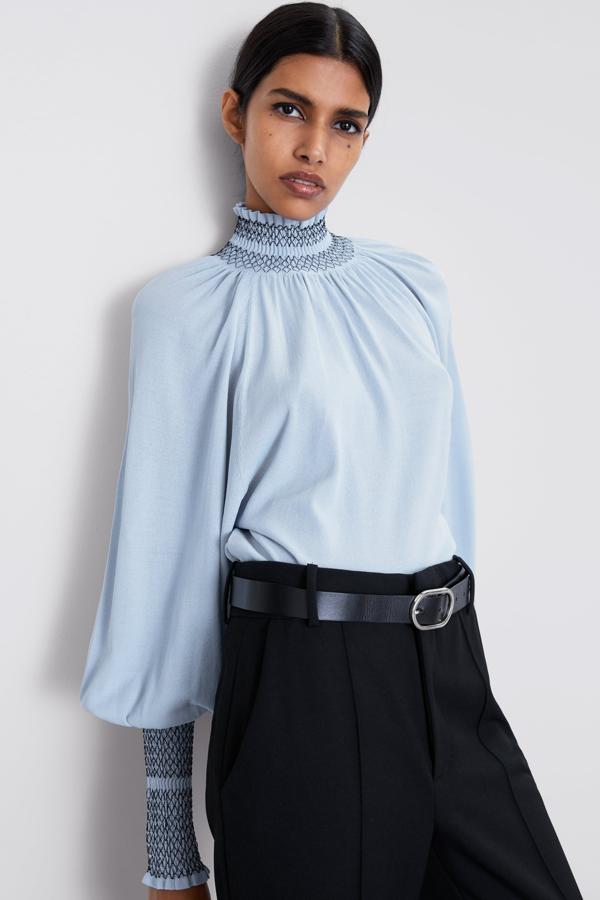 Con gomas tipo nido de abeja en cuello y puños, esta es de Zara y se ha quedado en 17,99 euros de los 25,95 que costaba.