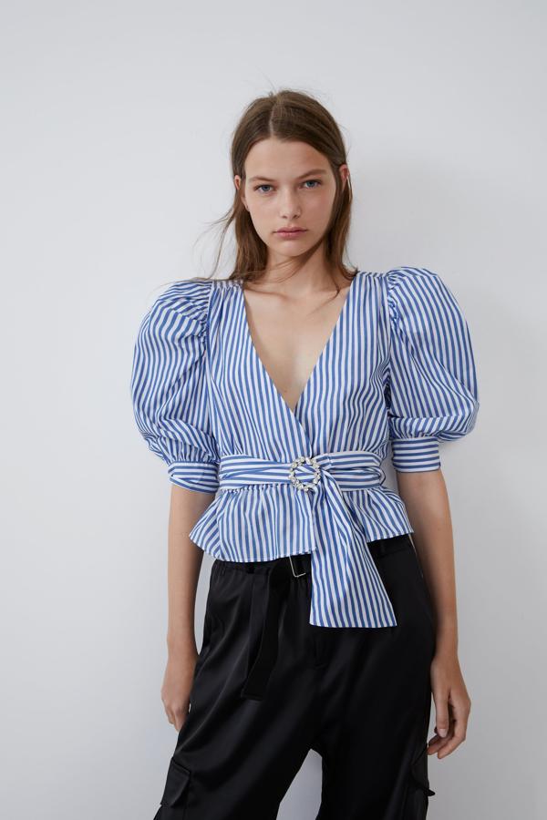 De rayas, en tejido camisa y con un cinturón de la misma tela con hebilla de brillos, es de Zara y cuesta 12,99 euros, mientras que en temporada costaba 25,95.