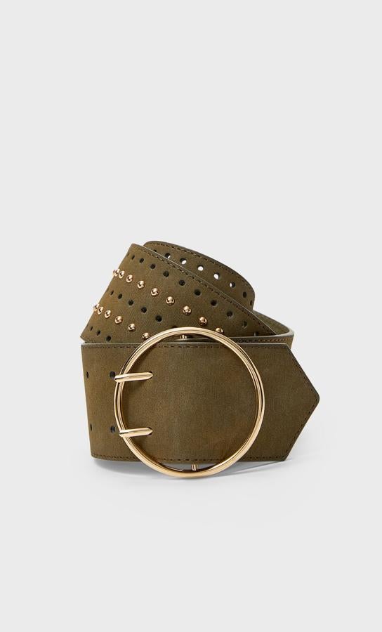 Con motivos dorados, hebilla redonda y formato ancho, este cinturón verde en ante de Stradivarius cuesta 9,99 euros y viene en el tono ideal para cualquier look de aires otoñales.