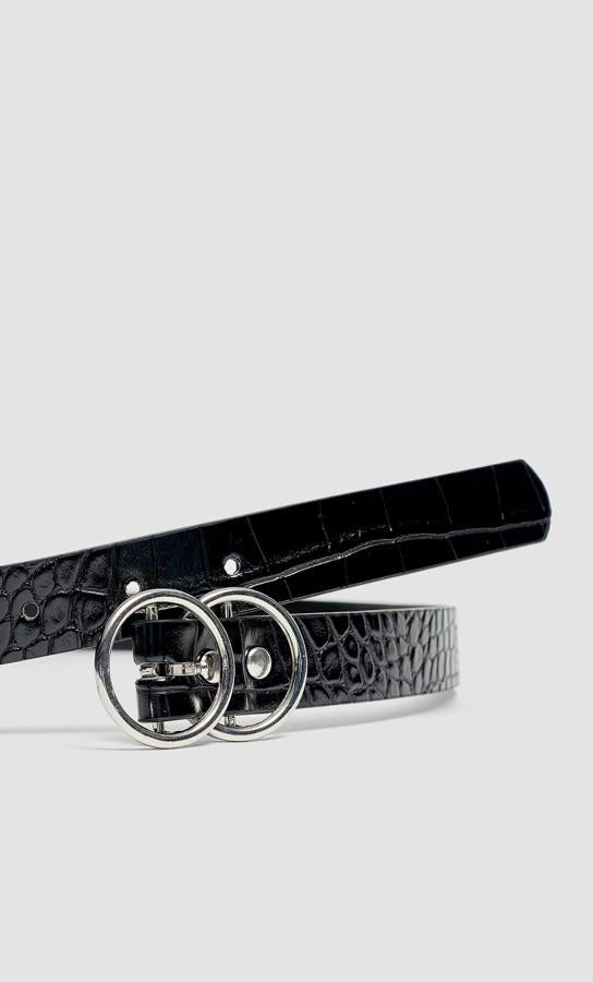 El efecto cocodrilo es una de las tendencias más fuertes de las últimas semanas y también ha llegado a los cinturones. Este es de Stradivarius y cuesta 5,99 euros.