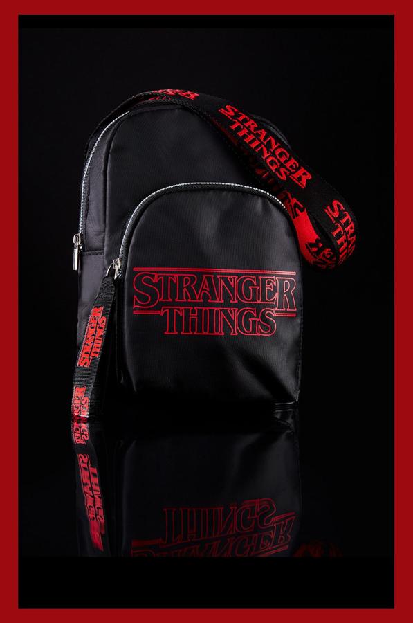 Esta bandolera también es una pequeña mochila, y la verdad es que diseño nos parece un acierto para los looks urban. Está confeccionada en nylon, tiene dos compartimentos separados y cuesta diez euros.