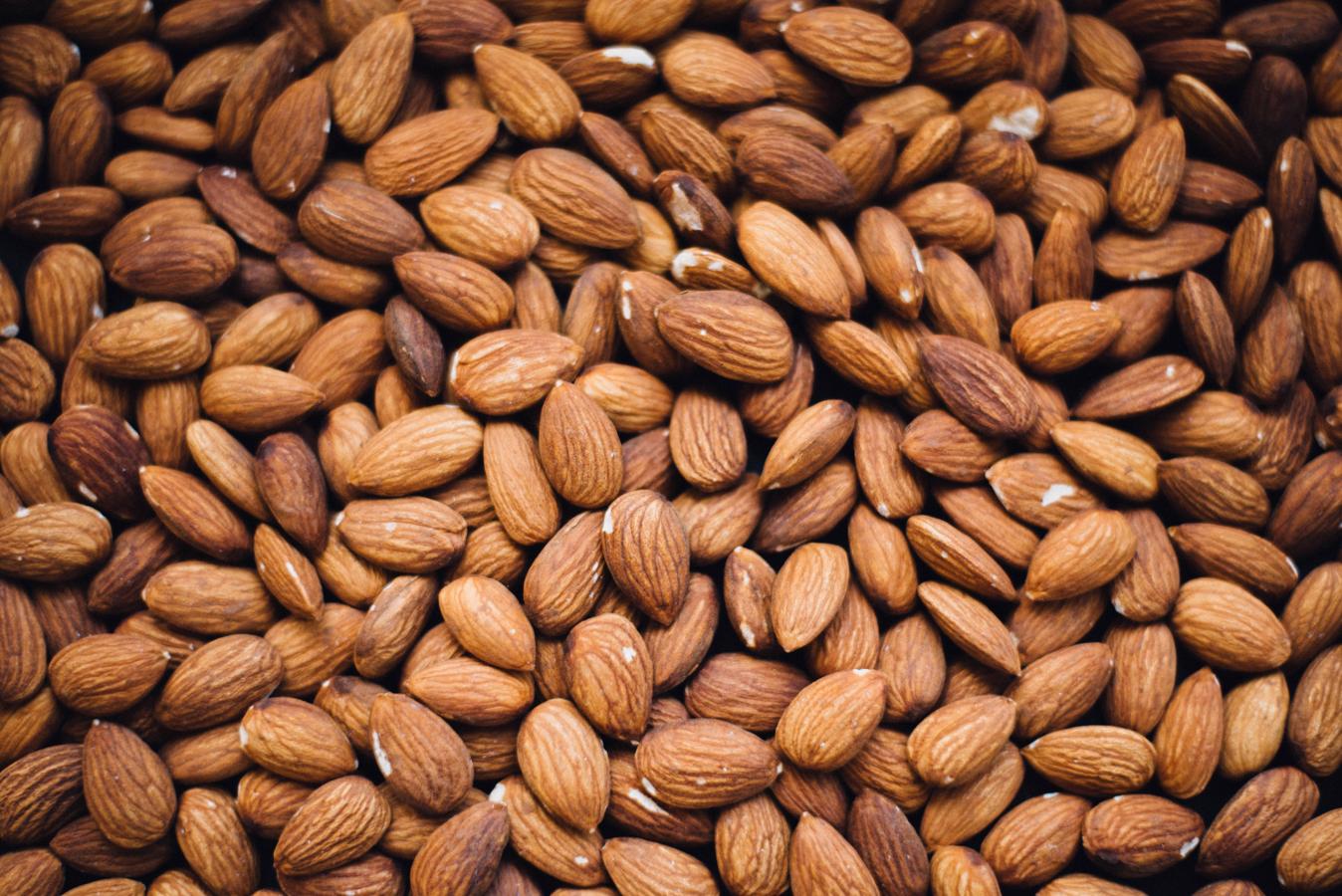 Los frutos secos son una fuente de proteína y grasa saludable. Almendras, nueces pecanas, pistachos, anacardos... la ingesta de estos alimentos puede ayudar a que los dolores de cabeza hormonales desaparezcan. Picotea un puñado todos los días o espolvoréalas en la ensalada o el yogur.
