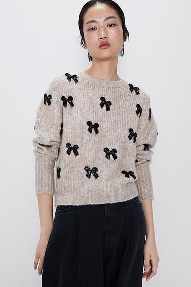 Jersey de lazos de cuentas, de las rebajas de Zara. Está en 19,99 euros y la mala noticia es que está agotado en todas las tallas.